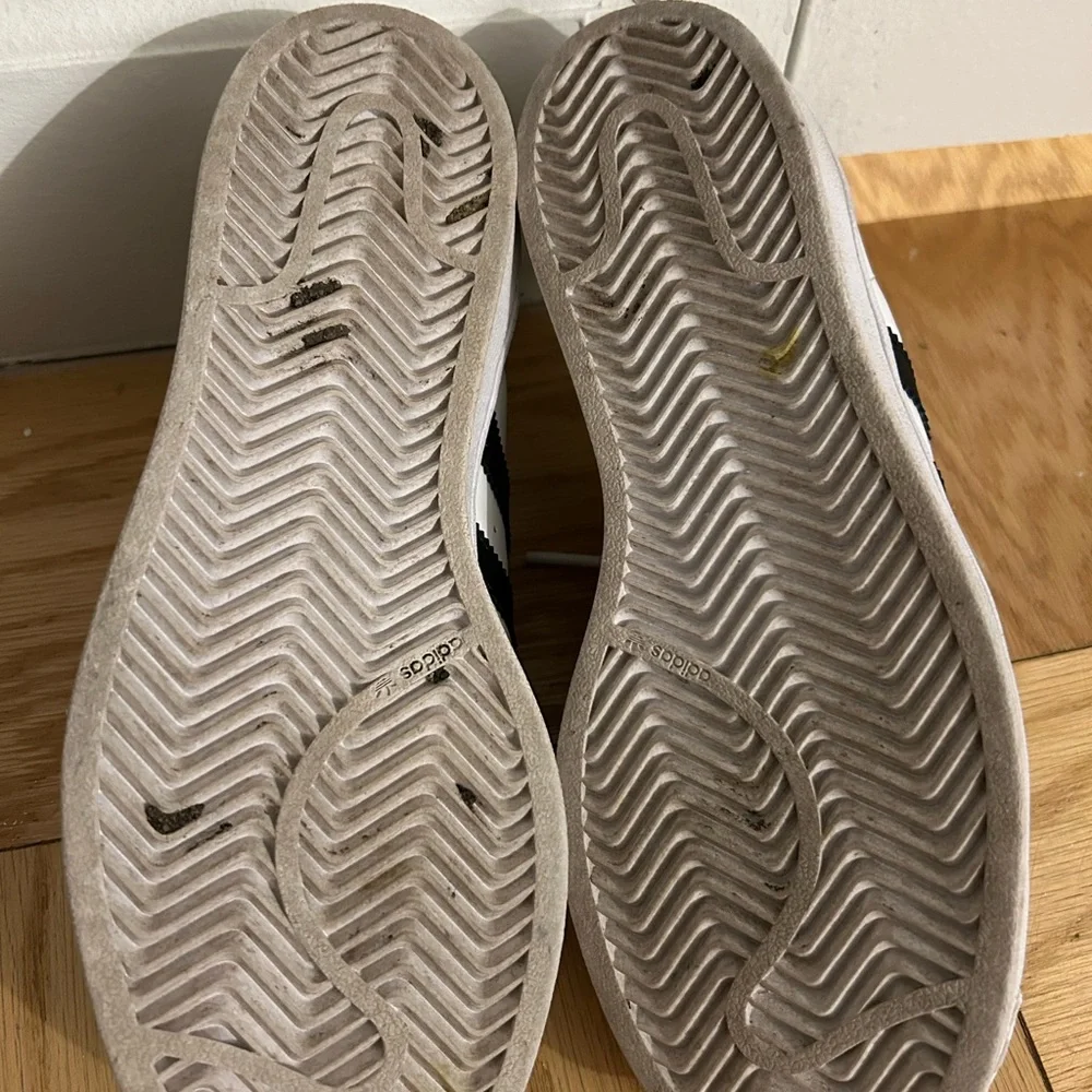 Adidas superstar classic Boys size 3.5 - Picture 2 of 3